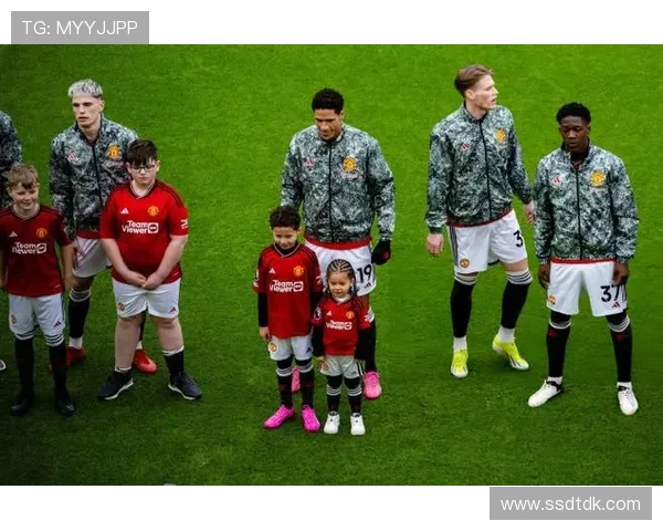 曼联携石玫瑰致敬足球看台文化