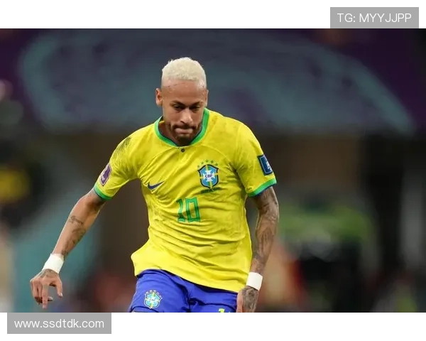 内马尔邀老球迷拥抱落泪观赛时