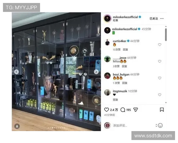 凯尔凯兹展示萨拉赫闪耀奖杯合集